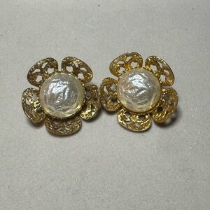 Vintage Celebrity NY gold-tone flower earrings